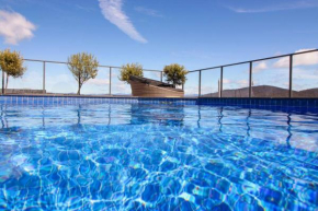 Luxury Apartment Minutes from City w Rooftop Pool & Parking